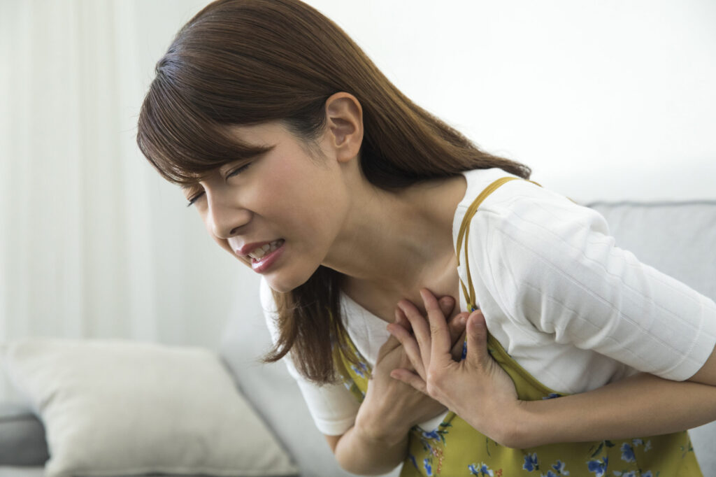 ピルを飲んで胸が痛くなったときの原因と対処法とは 副作用や病気の可能性も ルサンククリニック